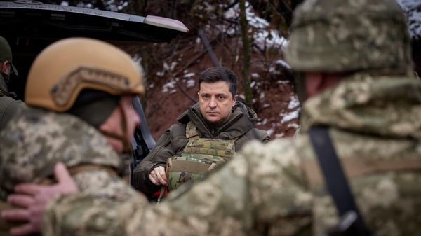 Президент Украины Владимир Зеленский во время поездки в Донецкую область
