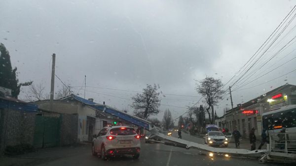 В Севастополе стрела пожарного автоподъемника рухнула на дорогу