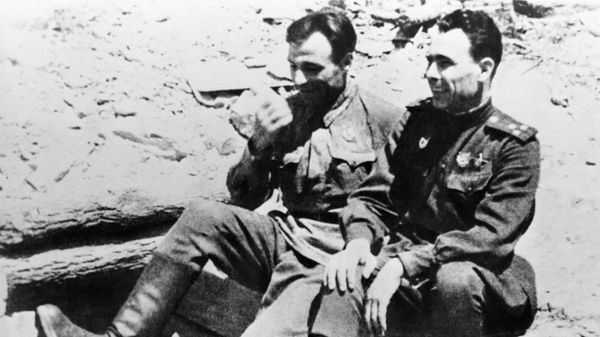 Полковник Леонид Ильич Брежнев (1906-1982) и подполковник Авксентий Тихоступ (справа налево) накануне штурма Новороссийска в 1943 году. Из архива музея города Новороссийска. Полковник Леонид Ильич Брежнев (1906-1982) и подполковник Авксентий Тихоступ (справа налево) накануне штурма Новороссийска в 1943 году. Из архива музея города Новороссийска.