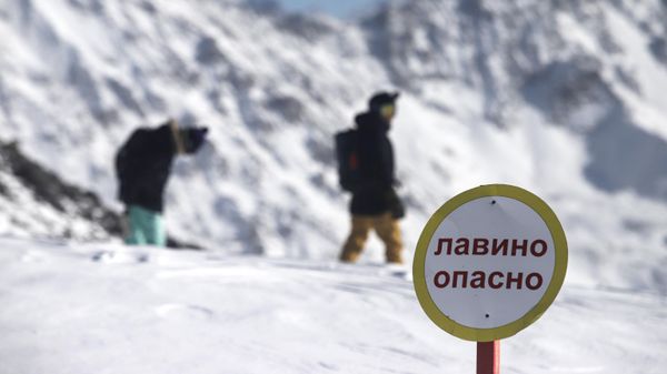 Учения МЧС РФ по спасению людей из-под лавины