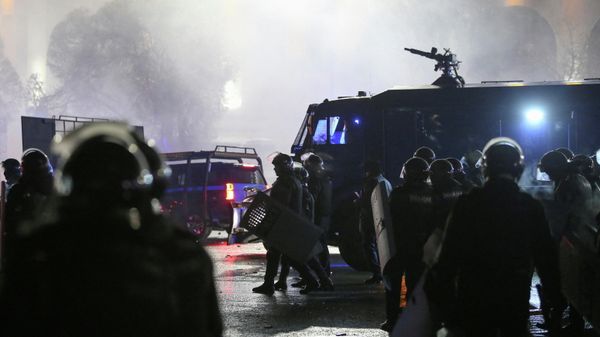 Казахстанские силовики собрались на площади во время акции протеста против повышения стоимости сжиженного нефтяного газа. Алматы, Казахстан, 5 января 2022 года. REUTERS / Павел Михеев