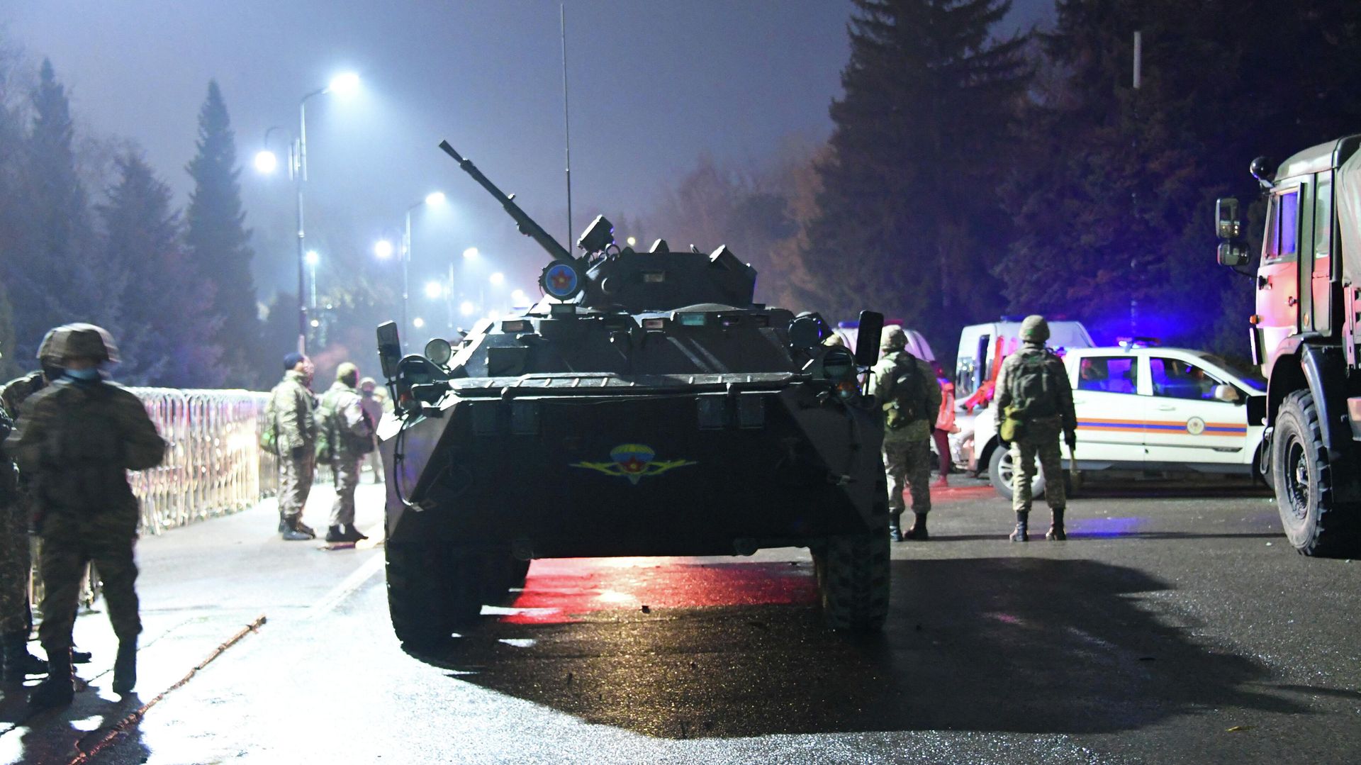 Бронетранспортер возле мэрии во время акций протеста, вызванных повышением цен на топливо в Алматы, Казахстан, 5 января 2022 года. REUTERS / Stringer - РИА Новости, 1920, 05.01.2022
