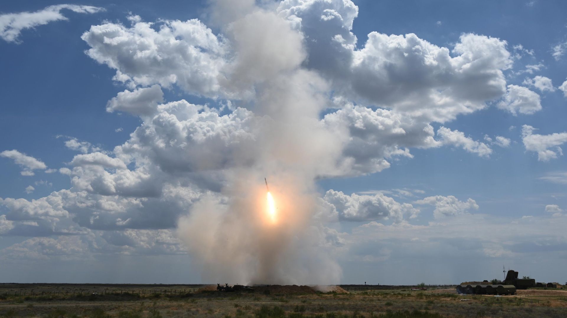 Боевая стрельба расчетов зенитных ракетных комплексов (ЗРК) С-300 Фаворит Южного военного округа (ЮВО) во время командно-штабных учений с 4-й армией ВВС и ПВО на полигоне Ашулук в Астраханской области - РИА Новости, 1920, 12.01.2022