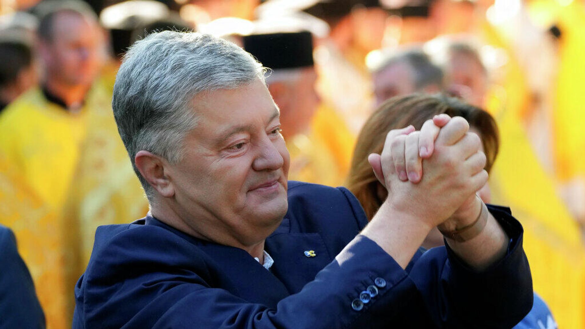 Экс- президент Украины Петр Порошенко приветствует своих сторонников перед службой в Софийском соборе Киева. 22 августа 2021 г. - РИА Новости, 1920, 17.01.2022