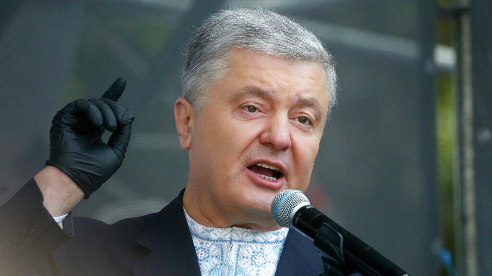 Экс-президент Украины Петр Порошенко выступает на митинге в поддержку украинского языка перед зданием парламента в Киеве. 16 июля 2020 г - РИА Новости, 1920, 17.01.2022