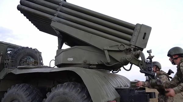 Украинские военные возле установки Град