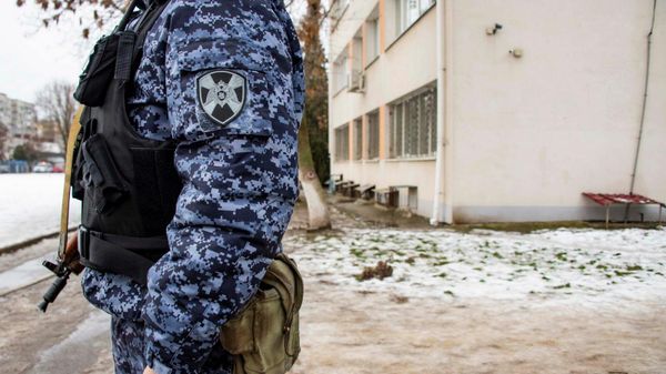 Сотрудник Росгвардии у одной из школ в Симферополе