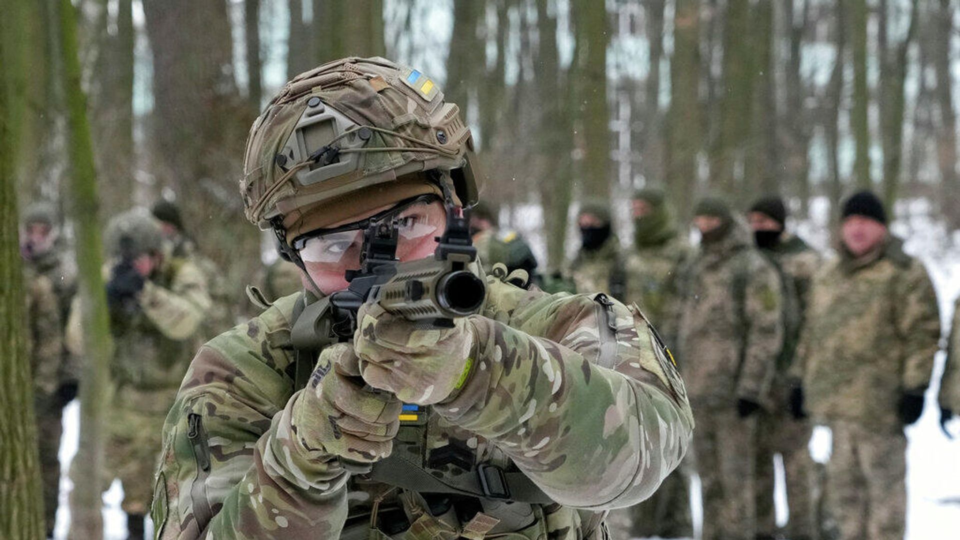 Военнослужащие Сил территориальной обороны Украины, добровольческих воинских частей Вооруженных сил, тренируются в городском парке в Киеве, Украина. 22 января 2022 года - РИА Новости, 1920, 04.02.2022