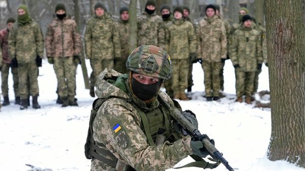 Военнослужащие Сил территориальной обороны Украины, добровольческих воинских частей Вооруженных сил, тренируются в городском парке в Киеве, Украина. 22 января 2022 года