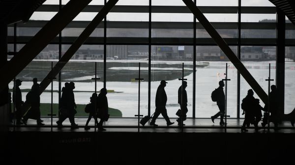 Пассажиры в Международном аэропорту Стамбул