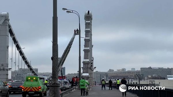 Видео РИА Новости. Мужчина залез на опору Крымского моста