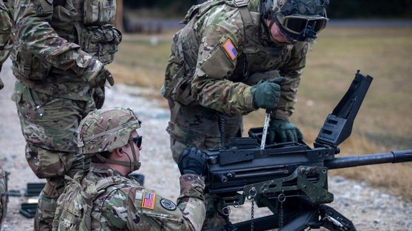 Солдаты полковой инженерной эскадрильи 2-го кавалерийского полка 7-й армии США перезаряжают 40-мм гранатомет Mark 19 во время учений с боевой стрельбой.18 января 2022 г