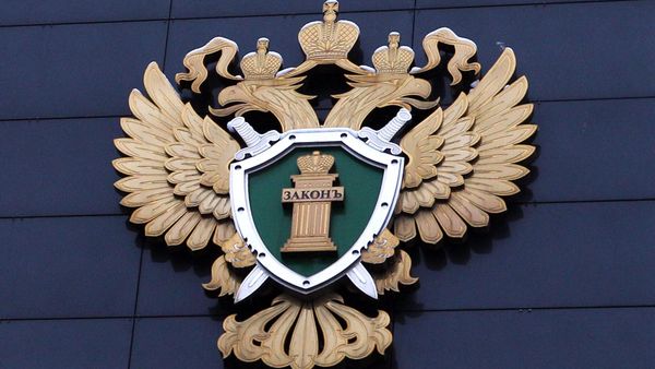 Изображение герба прокуратуры РФ на здании Московской городской прокуратуры на площади Крестьянской заставы в Москве