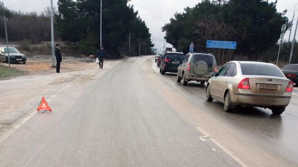 В Севастополе на серпантинном спуске в Инкерман из-за обледенения дороги произошло столкновение нескольких автомобилей, вызвавшее затор