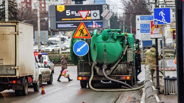 Откачка воды из затопленного перехода на площади Куйбышева в Симферополе