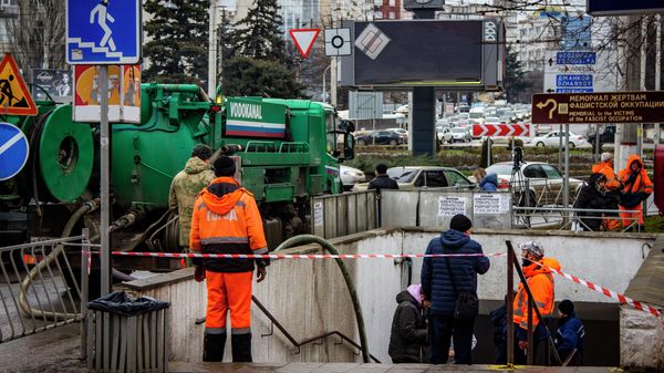 Откачка воды из затопленного перехода на площади Куйбышева в Симферополе