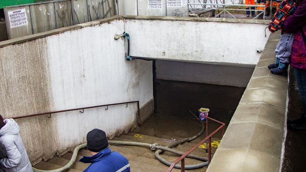 Откачка воды из затопленного перехода на площади Куйбышева в Симферополе