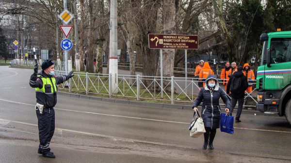 Откачка воды из затопленного перехода на площади Куйбышева в Симферополе