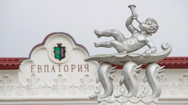 Скульптурная композиция возле железнодорожного вокзала в Евпатории