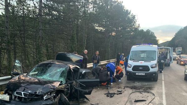 Лобовая авария на трассе Севастополь Ялта
