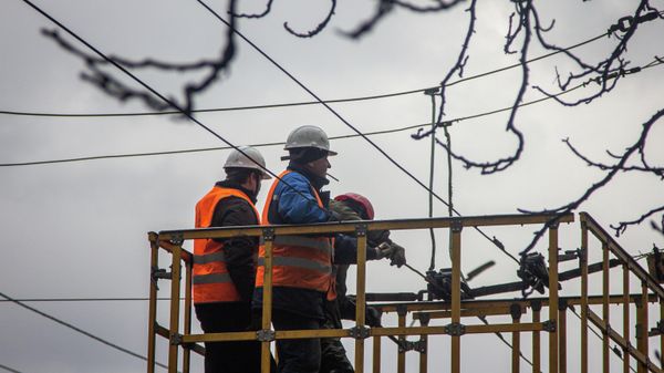 Мастера устраняют обрыв троллейбусной линии