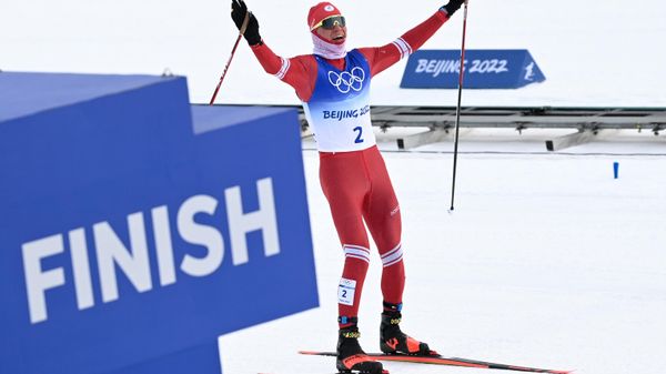 Александр Большунов на финише лыжного масс-старта на 30 км среди мужчин на XXIV зимних Олимпийских играх 2022.