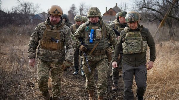 Президент Украины Владимир Зеленский посетил позиции ВСУ в Донбассе