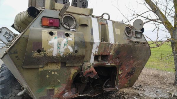 Подбитый БТР украинской армии под Мариуполем.
