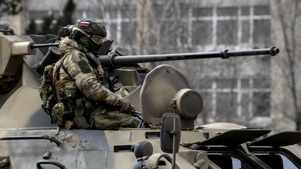 Военнослужащий на бронетранспортере