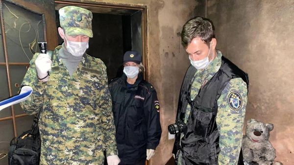 Следователи работают на месте пожара в частном доме, где погибли двое детей и пожилой мужчина