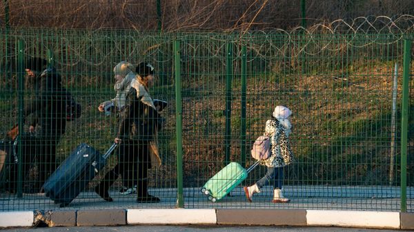 Беженцы на пункте пропуска Армянск