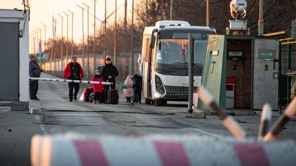Беженцы на пункте пропуска Армянск