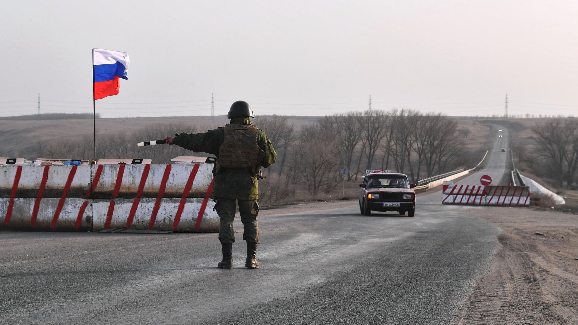 Боец Народной милиции ДНР на блок-посту у поселка Кременевка Мариупольского района Донецкой области. - РИА Новости, 1920, 14.07.2022