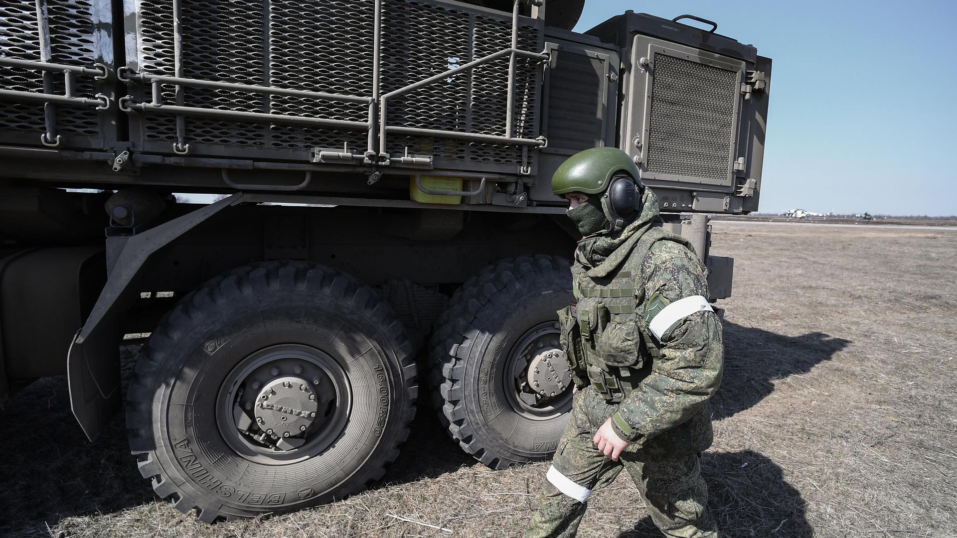Военнослужащий ВС РФ у зенитного ракетно-пушечного комплекса (ЗРПК) Панцирь-С1. - РИА Новости, 1920, 05.04.2026