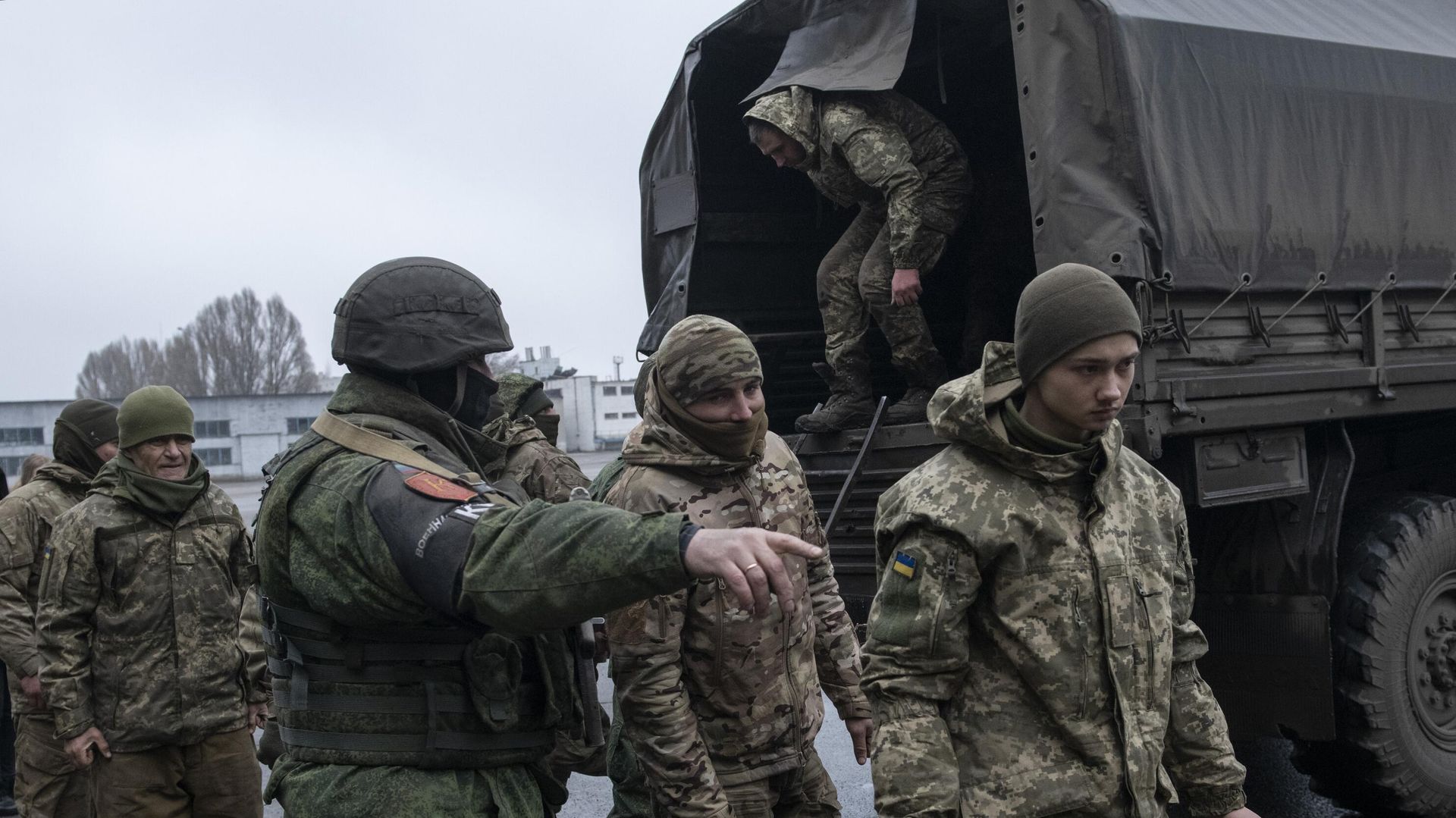 Добровольно сдавшиеся в плен военнослужащие украинской армии  - РИА Новости, 1920, 14.04.2022
