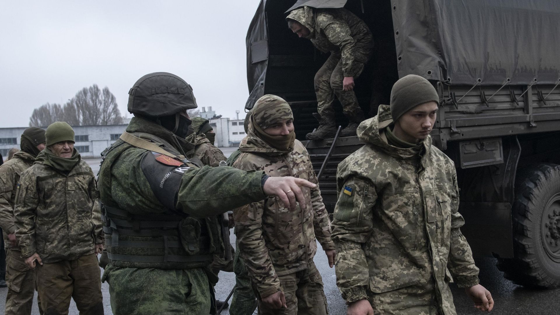 Добровольно сдавшиеся в плен военнослужащие украинской армии в Луганске. - РИА Новости, 1920, 05.04.2022