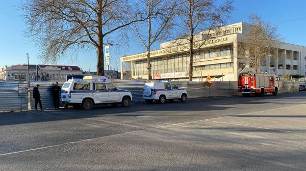 Работа оперативных служб на площади Ленина в Симферополе после сообщения о минировании