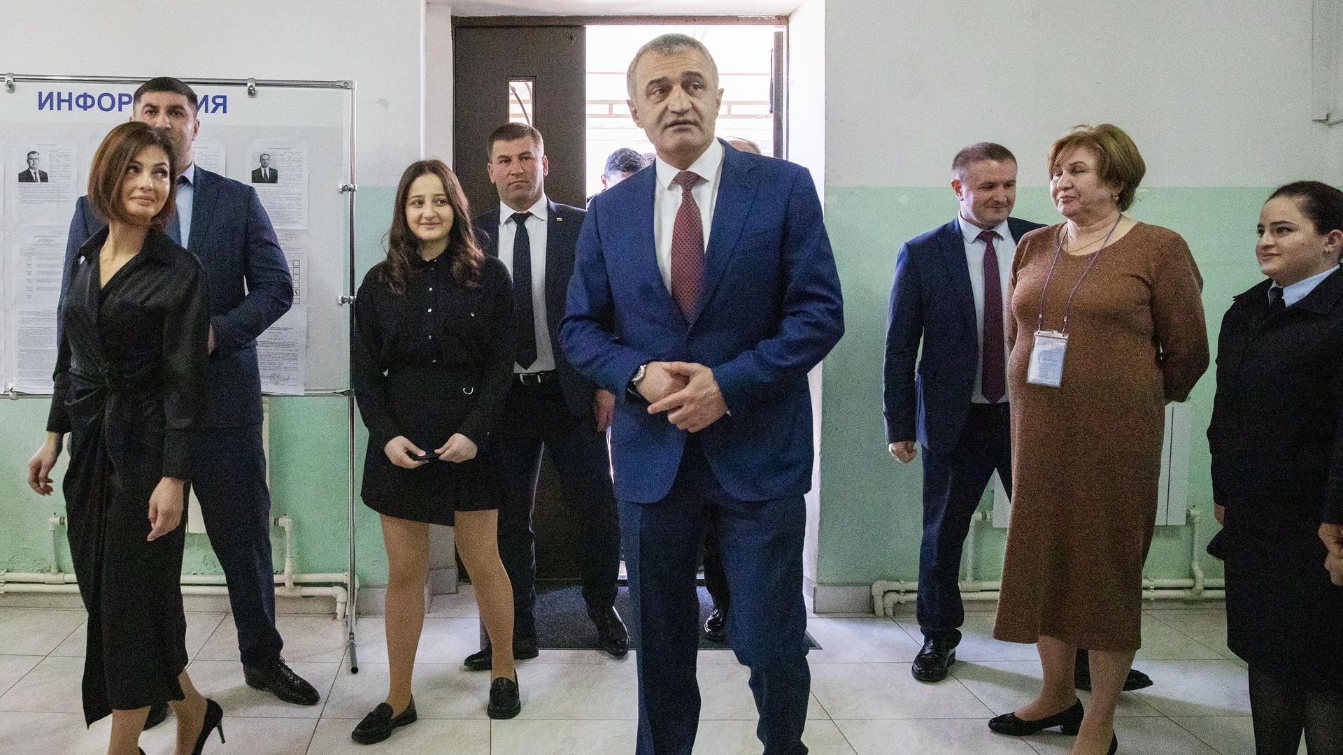 Действующий президент Южной Осетии Анатолий Бибилов (в центре) на выборах главы республики - РИА Новости, 1920, 11.04.2022