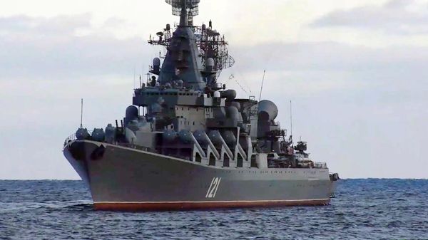Ракетный крейсер Москва во время учений в Черном море