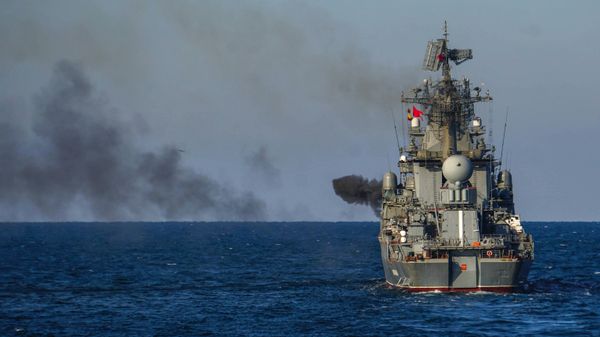 Ракетный крейсер Москва во время учений в Черном море