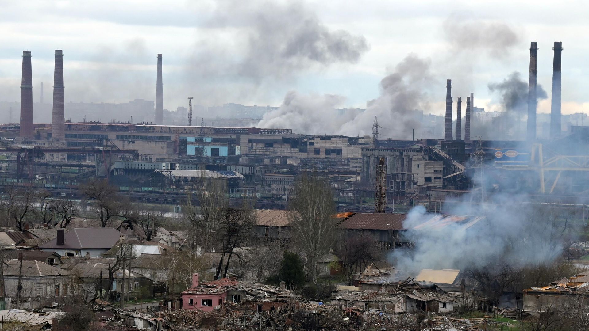 Дым над заводом Азовсталь в Мариуполе - РИА Новости, 1920, 19.04.2022