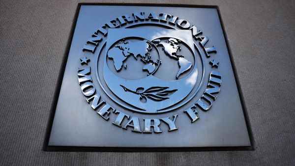 Табличка с логотипом Международного валютного фонда на стене здания МВФ