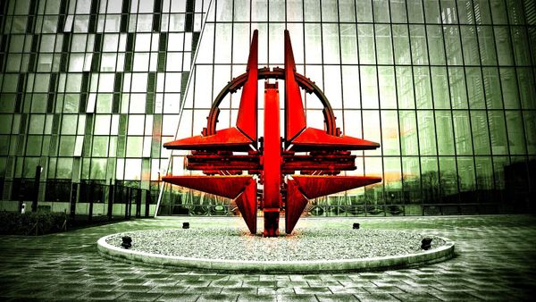Логотип НАТО перед штаб-квартирой Организации Североатлантического договора (НАТО) в Брюсселе.