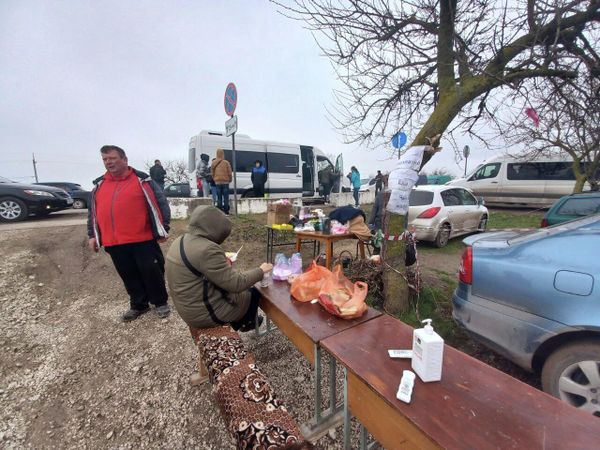 Здесь тех, кто приехал с Украины, накормят бесплатно горячим прямо под открытым небом