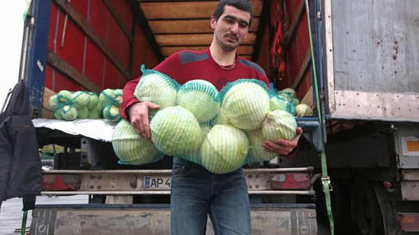 Продукты из Херсонской и Запорожской областей на симферопольском рынке Привоз
