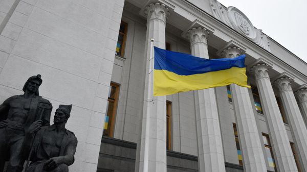 Флаг Украины у здания Верховной рады