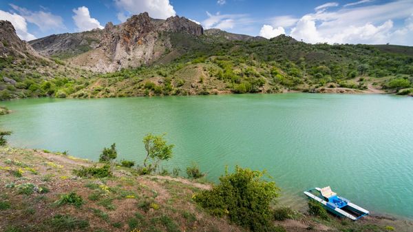 Горное озеро урочища Папия в селе Зеленогорье в Крыму