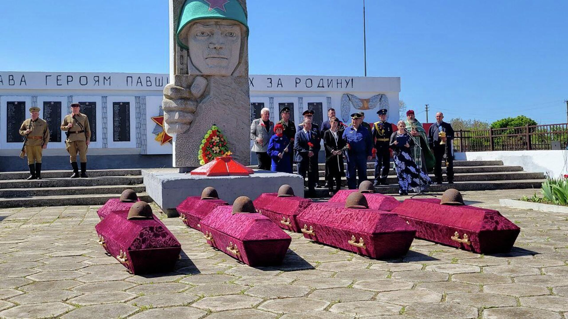 Останки 81 бойца Керченско-Феодосийской операции были перезахоронены в селе Батальное в Крыму. - РИА Новости, 1920, 08.05.2022