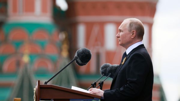 Президент РФ В. Путин на военном параде в честь 77-й годовщины Победы в ВОВ