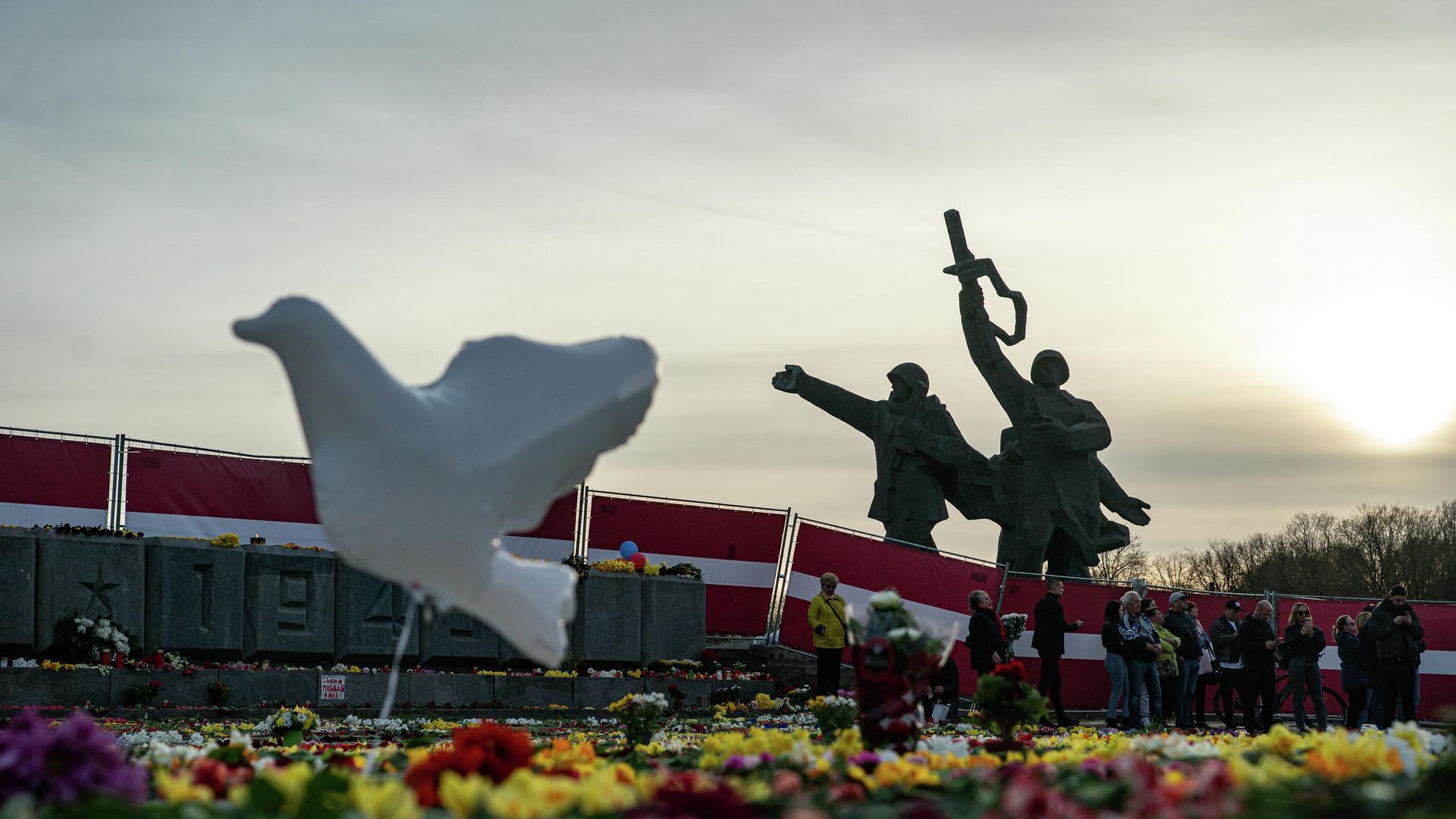 Цветы у мемориального комплекса Памятник воинам Советской Армии - освободителям Советской Латвии и Риги от немецко-фашистских захватчиков - РИА Новости, 1920, 21.07.2022